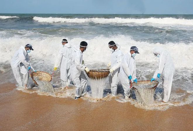 9例！新加坡货船沉海酿史上最严重海难：81柜危险品、321吨燃油沉海大量浮尸惊现大海！(图10)