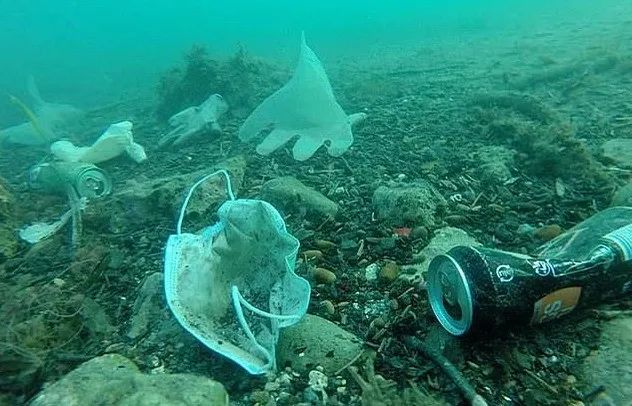 9例！新加坡货船沉海酿史上最严重海难：81柜危险品、321吨燃油沉海大量浮尸惊现大海！(图11)