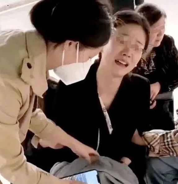 “武汉男孩被撞妈妈跳楼案”：这场惨剧比我们想的还要可怕(图2)