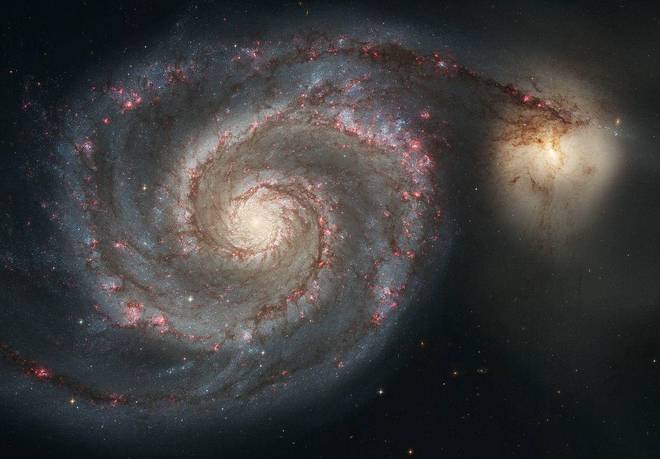如果两个星系之间相互碰撞那么就会产生非常有趣的结果(图5)