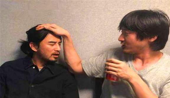民间俗语：“男怕摸头女怕摸腰”是啥意思？“摸了”会怎样？(图3)