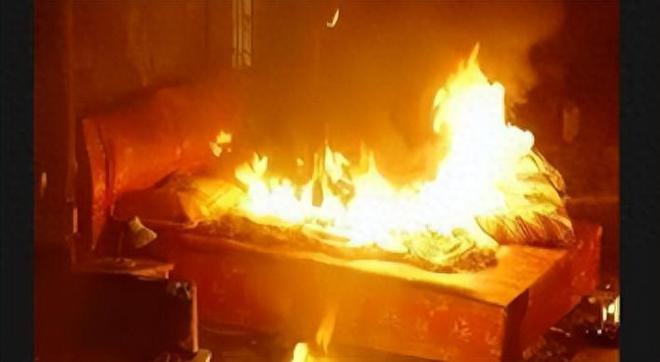 60岁大爷身体不行每晚从妻子档内薅毛妻子哀求：太疼了别薅(图3)