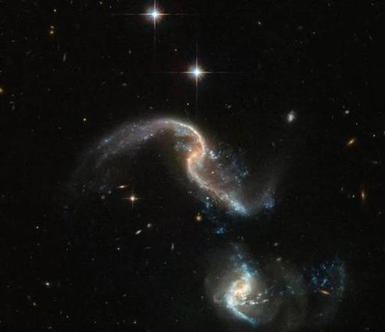 科学家发现星系间的桥梁接近光速的电子建起了一座射电桥(图6)