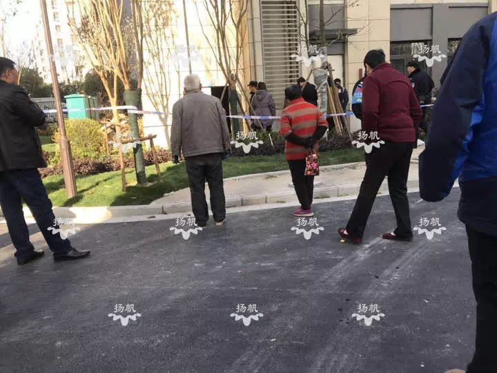 痛心！扬州一小区内惊现男尸死因疑似(图2)