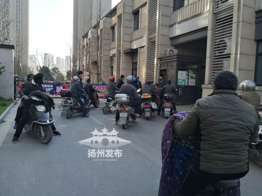 痛心！扬州一小区内惊现男尸死因疑似(图4)